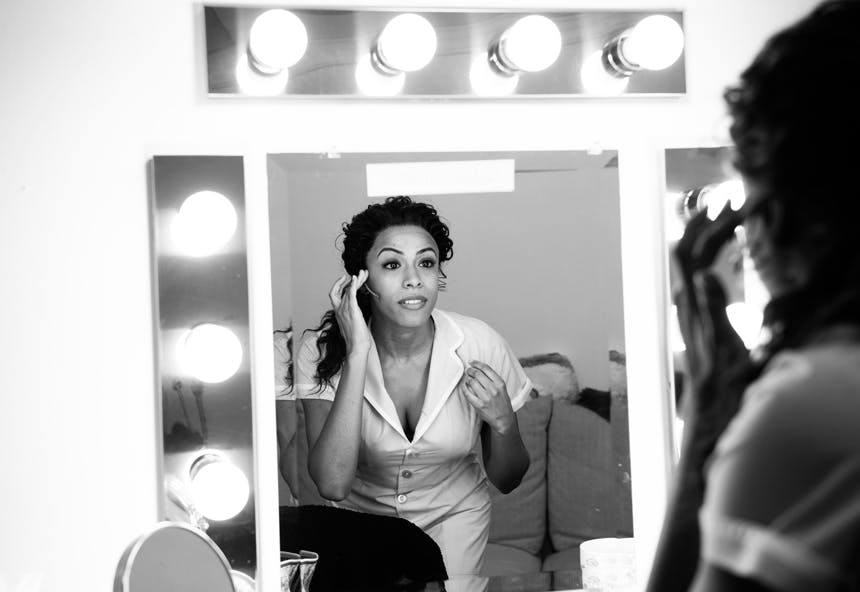 Nicolette Robinson- Waitress-Musical Broadway-Backstage-BroadwayBox-Jenny Anderson-Dressing Room- Mirror